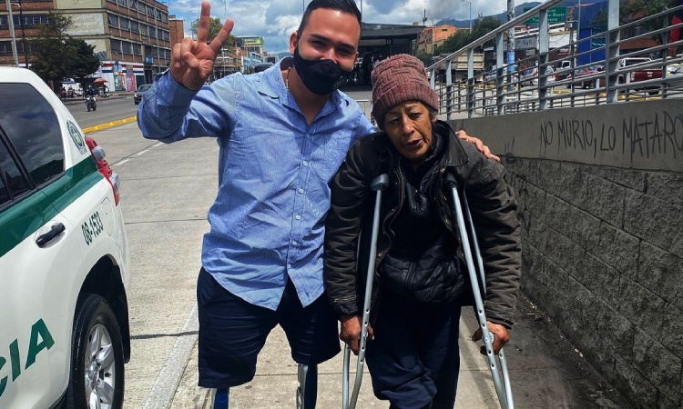 Policía que perdió las piernas ayuda a los habitantes de calle con la misma discapacidad