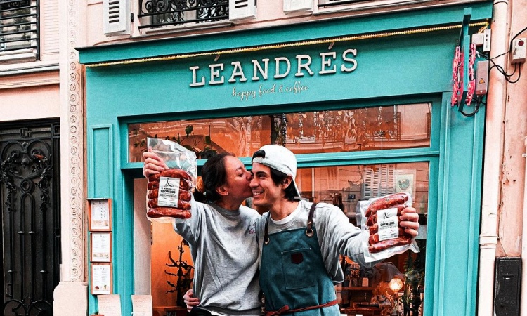 La pareja que tiene uno de los cafés más exitosos de París con gastronomía colombiana