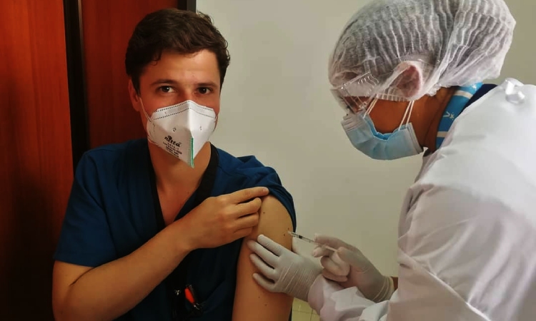 Las regiones colombianas que más vacunas han aplicado por departamentos y habitantes