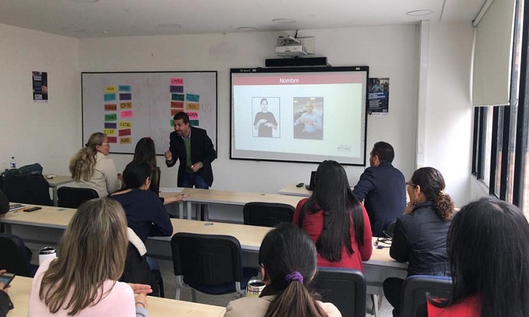 Universidad de Antioquia cerca de aprobar examen de admisión en lengua de señas
