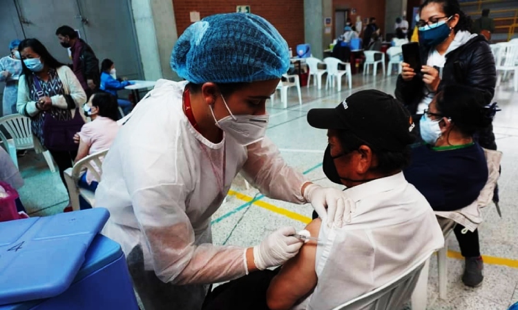 Inicia vacunación para mayores de 40 años con comorbilidades, docentes y otros grupos