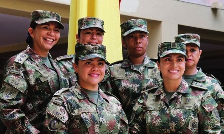 Primera mujer oficial del ejército colombiano que comanda una tropa en la selva