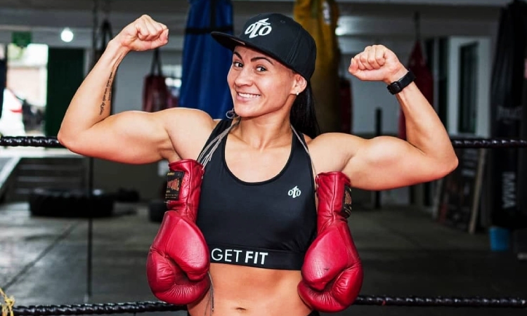 La boxeadora colombiana Jenny Arias recibirá vivienda y ayuda para operar a su padre