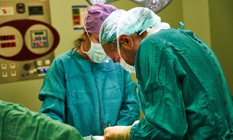 Ley antibiopolímeros: el proyecto apoyado por cirujanos y que busca castigar esta práctica