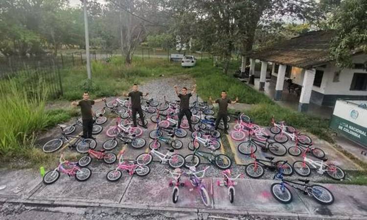Policías reciclan bicicletas, las arreglan y las regalan a niños para que vayan al colegio