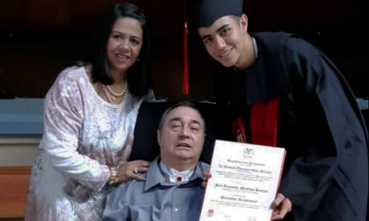La felicidad del profesor Luis Fernando Montoya por el grado de su hijo conmovió a Colombia