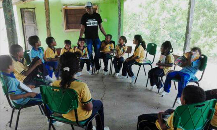 Héroes rurales: Los profesores que enseñan a los niños en lugares alejados de Colombia