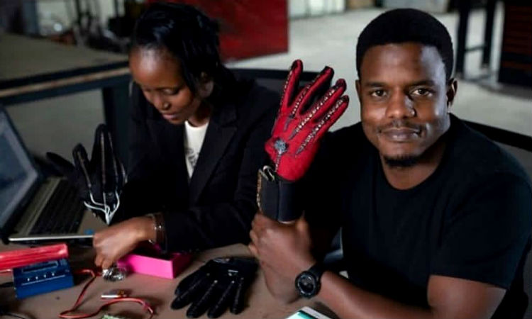 Roy Allela, el joven que creó guantes que convierten el lenguaje de señas en audio