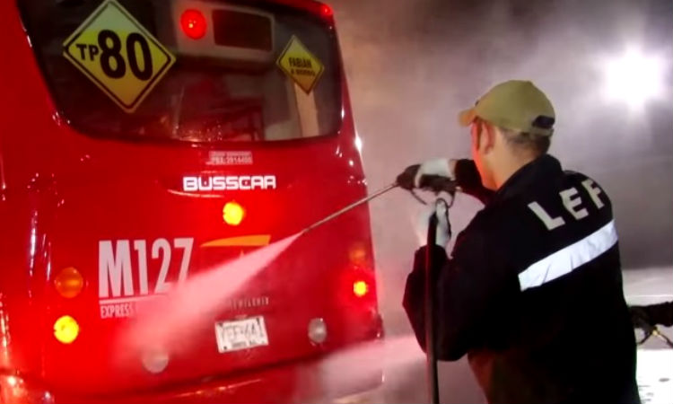 El joven que lava transmilenios en las noches porque tiene una meta que cumplir ¡Admirable!