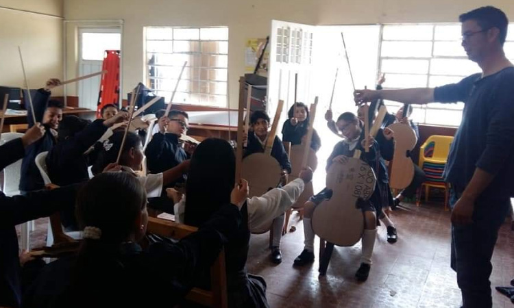 Con instrumentos de papel y cartón, niños del departamento de Boyacá hacen música