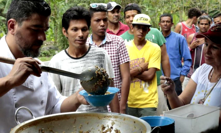 Javier Sosa, el chef argentino que vendió su camioneta para cocinarle a los venezolanos