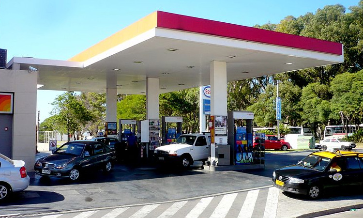 Precio de la gasolina podría bajar debido a un artículo en el Plan Nacional de Desarrollo