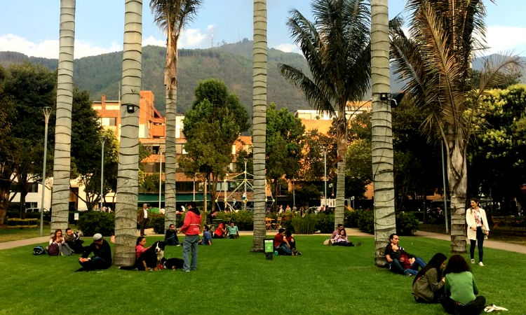 La propuesta que pretende prohibir el consumo de cigarrillo en los parques de Bogotá
