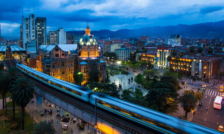 Invento en Medellín permite que cargar vehículos eléctricos con el frenado del metro