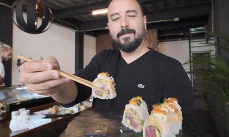 ¿Sabes qué pasa con todos los palitos que se utilizan en ‘Sushi Master’? tienen un destino artístico