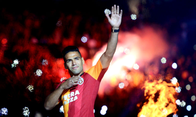 Emocionante presentación de Radamel Falcao ante el Galatasaray