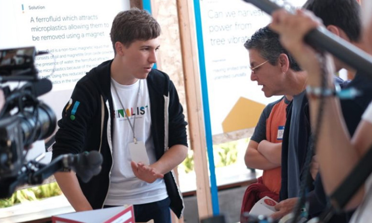 Joven gana premio de ciencia de Google al buscar solución a los microplásticos que contaminan los océanos