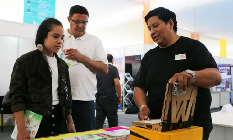 Crean el computador portátil ecológico hecho de madera y que se alimenta con energía solar