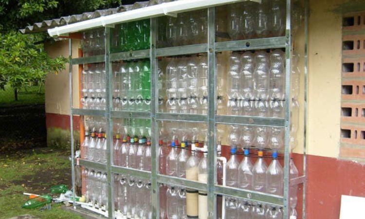 El colombiano que creó un innovador sistema de recolección de aguas lluvias usando botellas plásticas