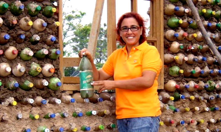 La mujer que construye casas con materiales reciclables para los más  necesitados - La Nota Positiva