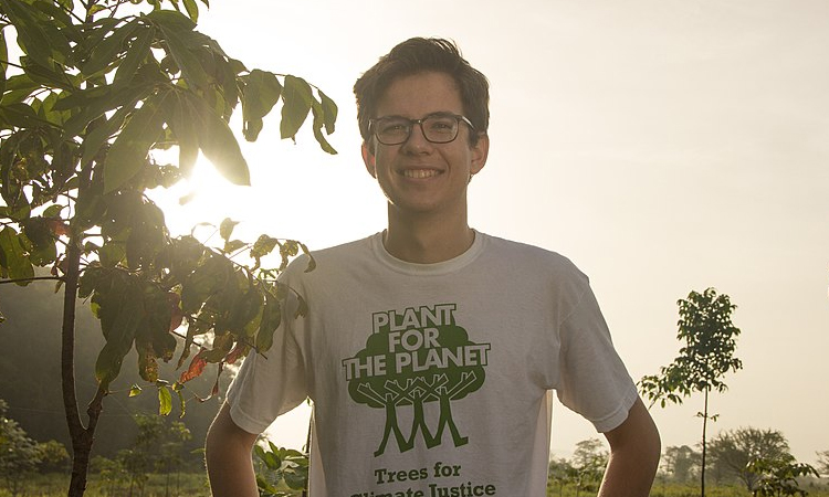 Desde los 12 años, joven ha sembrado más de un millón de árboles en el mundo La Nota Positiva