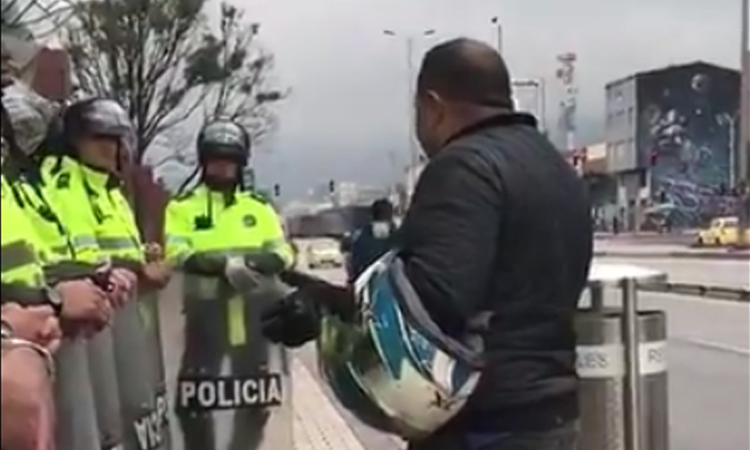 Ciudadano se detiene y ora por policías en medio del paro nacional La Nota Positiva