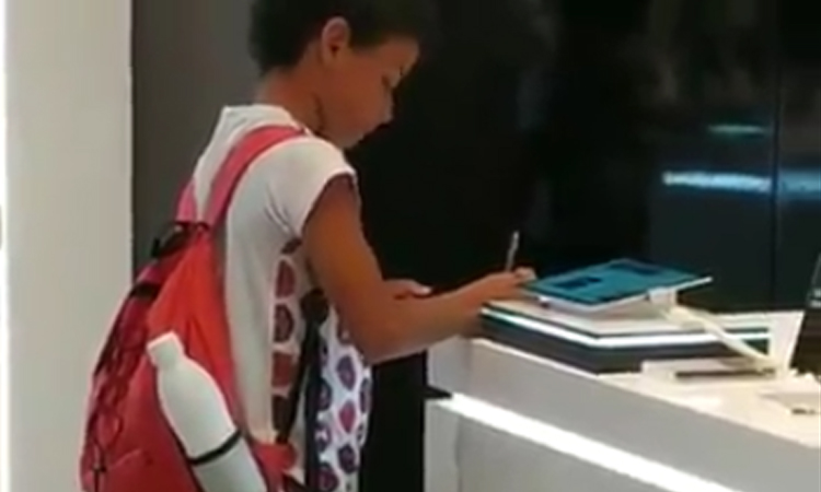 Niño usó una tablet de exhibición de un almacén para hacer su tarea de geografía La Nota Positiva