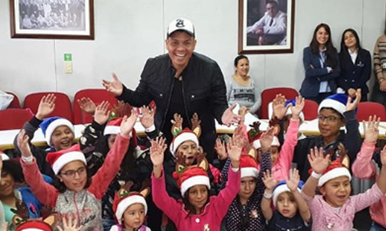 El cantante Alzate entregó regalos a niños y habitantes de la calle en Navidad La Nota Positiva