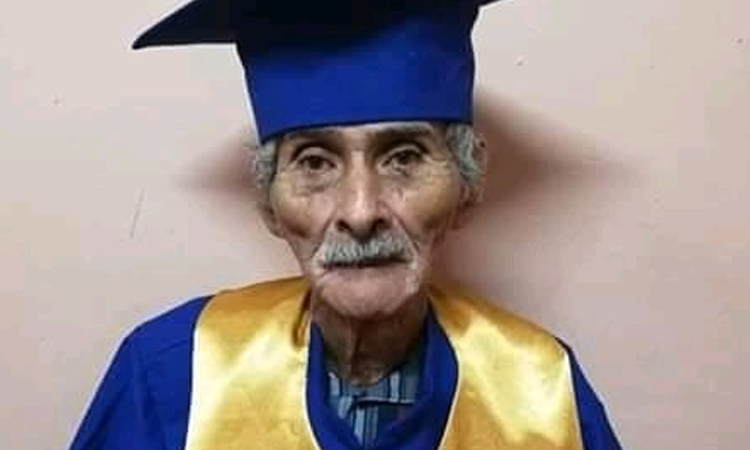 La historia del hombre que a sus 90 años se graduó de bachillerato ¡Los sueños se cumplen! La Nota Positiva