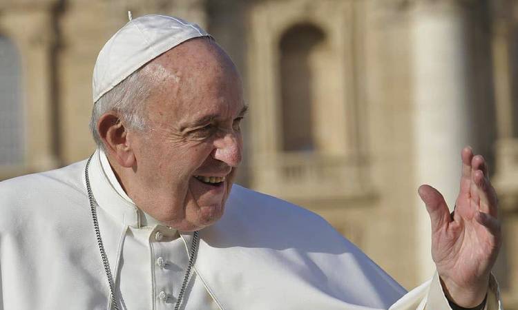 El papa Francisco rezó en soledad en la Plaza San Pedro por toda la humanidad