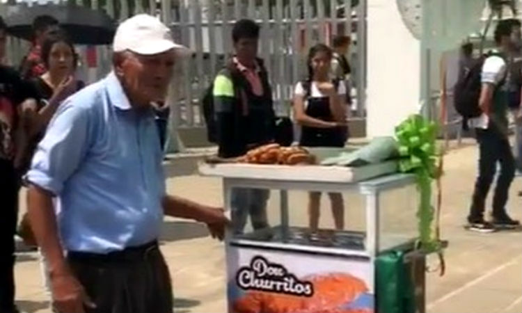 Abuelo vendedor ambulante recibe gran sorpresa de universitarios colombianos