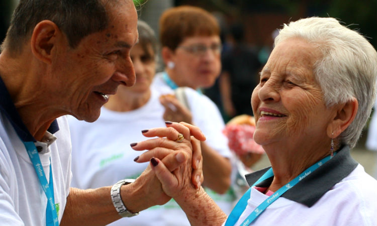 Voluntarios de Medellín hacen diligencias de abuelos para protegerlos del coronavirus