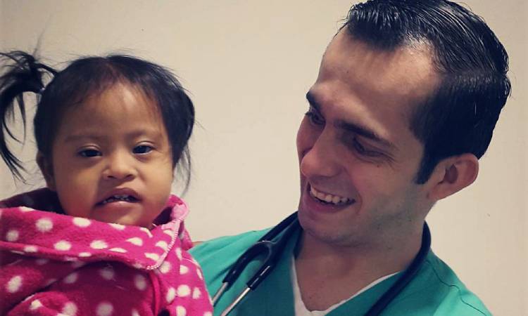 ¡De admirar! el médico colombiano que pese a sufrir una parálisis cerebral salva vidas