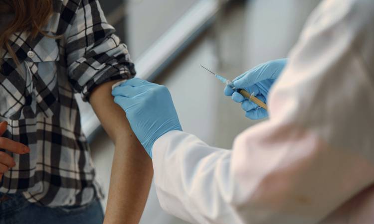 La Universidad de Oxford inicia pruebas en humanos para combatir el coronavirus