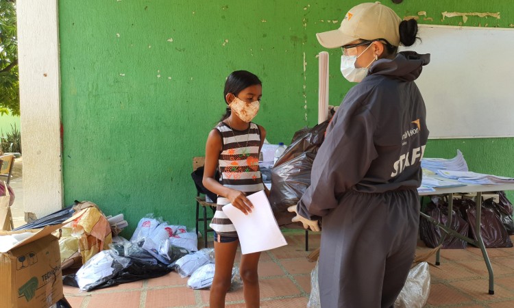 Niños de La Guajira recibieron útiles escolares y radios solares para poder estudiar