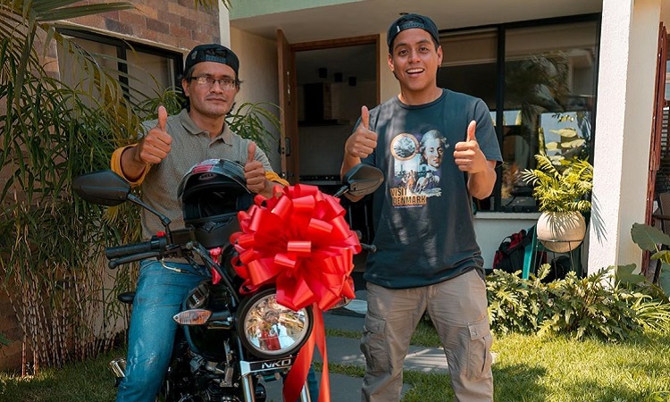 El Mindo le regala moto a domiciliario al que robaron en Cali ¡Los buenos somos más!