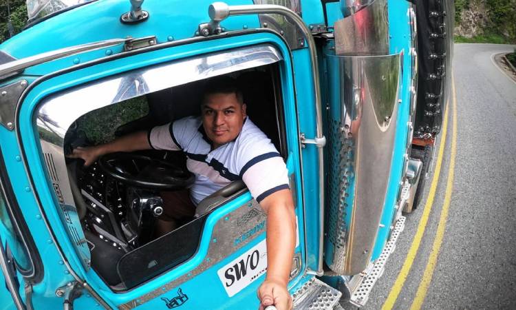 Camionero colombiano se convierte en youtuber para mejorar la imagen de su gremio