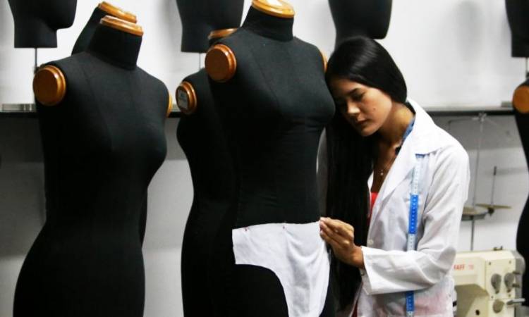 Docente colombiana recibe patente por ropa íntima que reduce cólicos menstruales