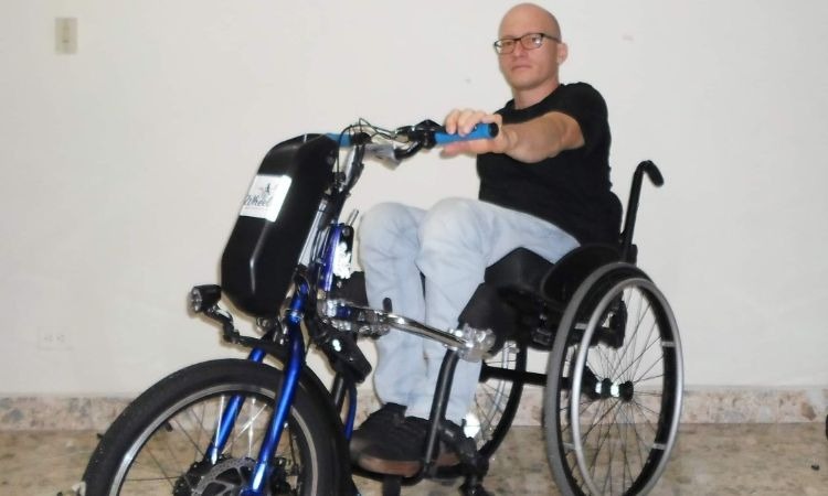 Discapacitado crea dispositivo que convierte sillas de ruedas en triciclo eléctrico