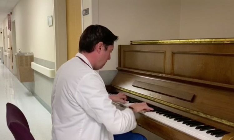 Un médico colombiano toca el piano como apoyo terapéutico para sus pacientes