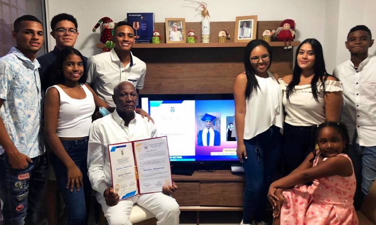 Colombiano se gradúa como bachiller a los 84 años y con 18 hijos profesionales