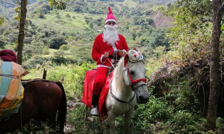 La historia de vida del boyacense que da regalos a niños en las veredas más apartadas