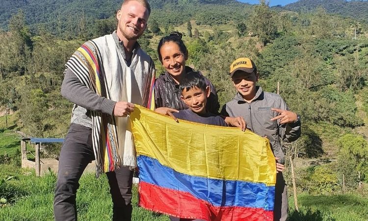 Youtubers campesinos enseñan sus labores al alemán que se enamoró de Colombia