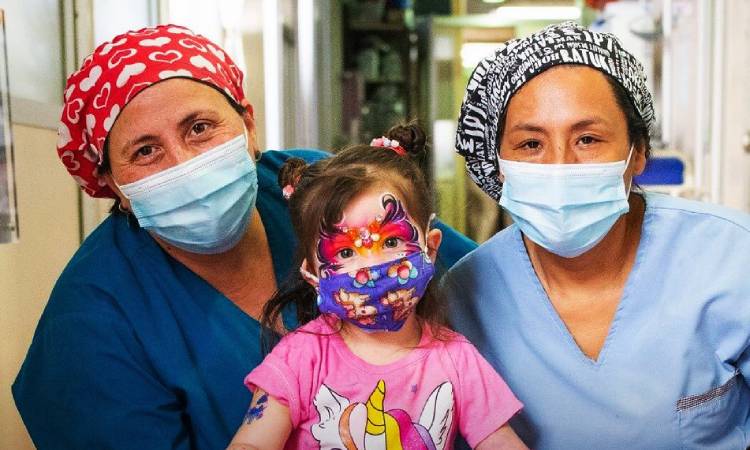 Enfermeras maquillan niños en la unidad de quemados y mejoran el ánimo de los pacientes