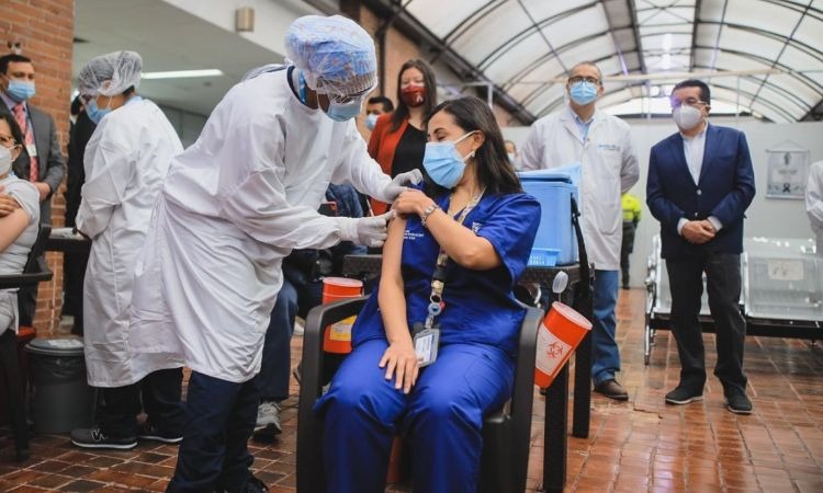 Así comenzaron en Bogotá y Medellín las jornadas de vacunación