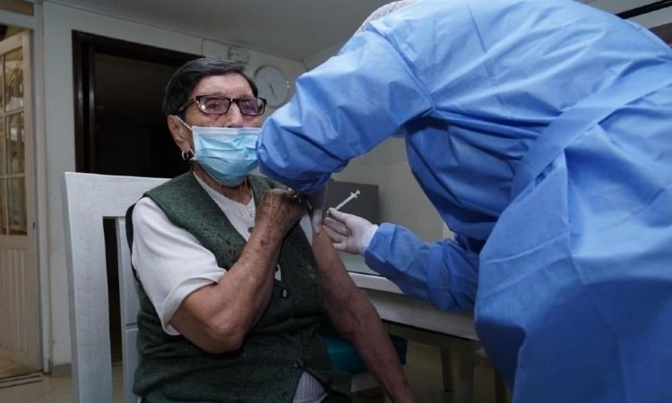 Las cuatro EPS en Bogotá en las que se puede agendar la vacuna para mayores de 80 años