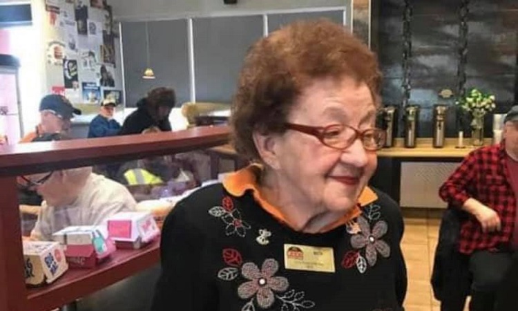 Mujer lleva 50 años trabajando en McDonald's y celebra su cumpleaños 100