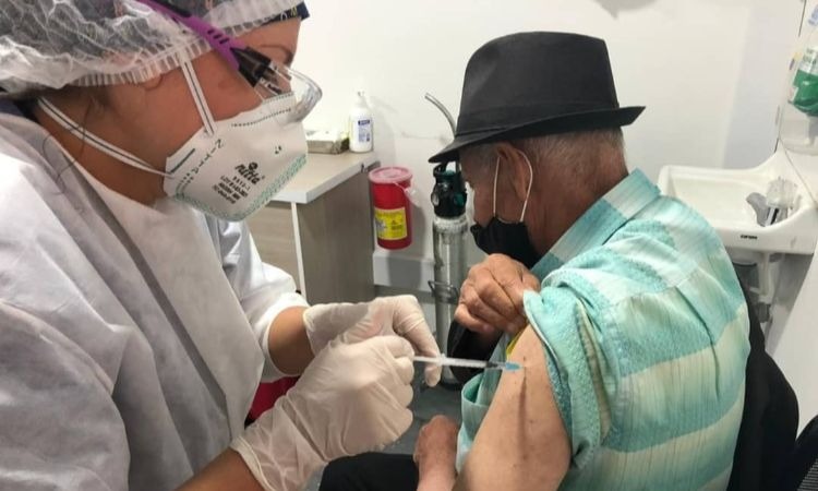 Colombia logra nuevo récord de vacunación diaria y planea cómo seguir avanzando