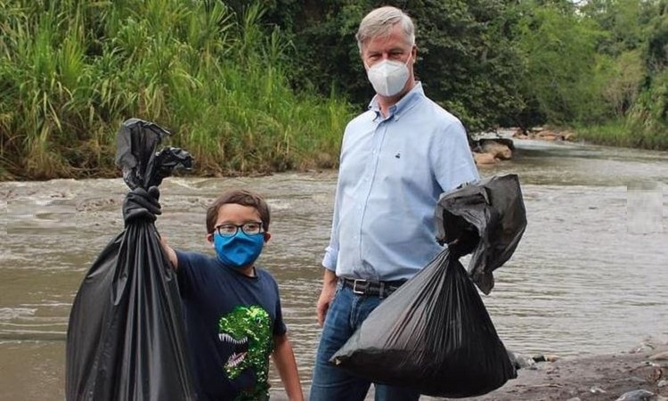 Niño ambientalista Francisco Vera y el embajador de Dinamarca limpiaron algunos ríos