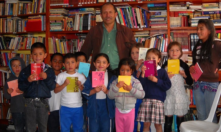 Colombiano recibirá doctorado ‘honoris causa’ por rescatar libros de la basura y donarlos